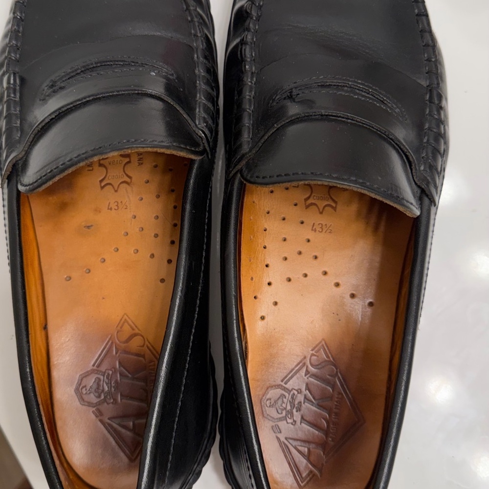 Alki'i Men's Black Leather Slip-On Loafers